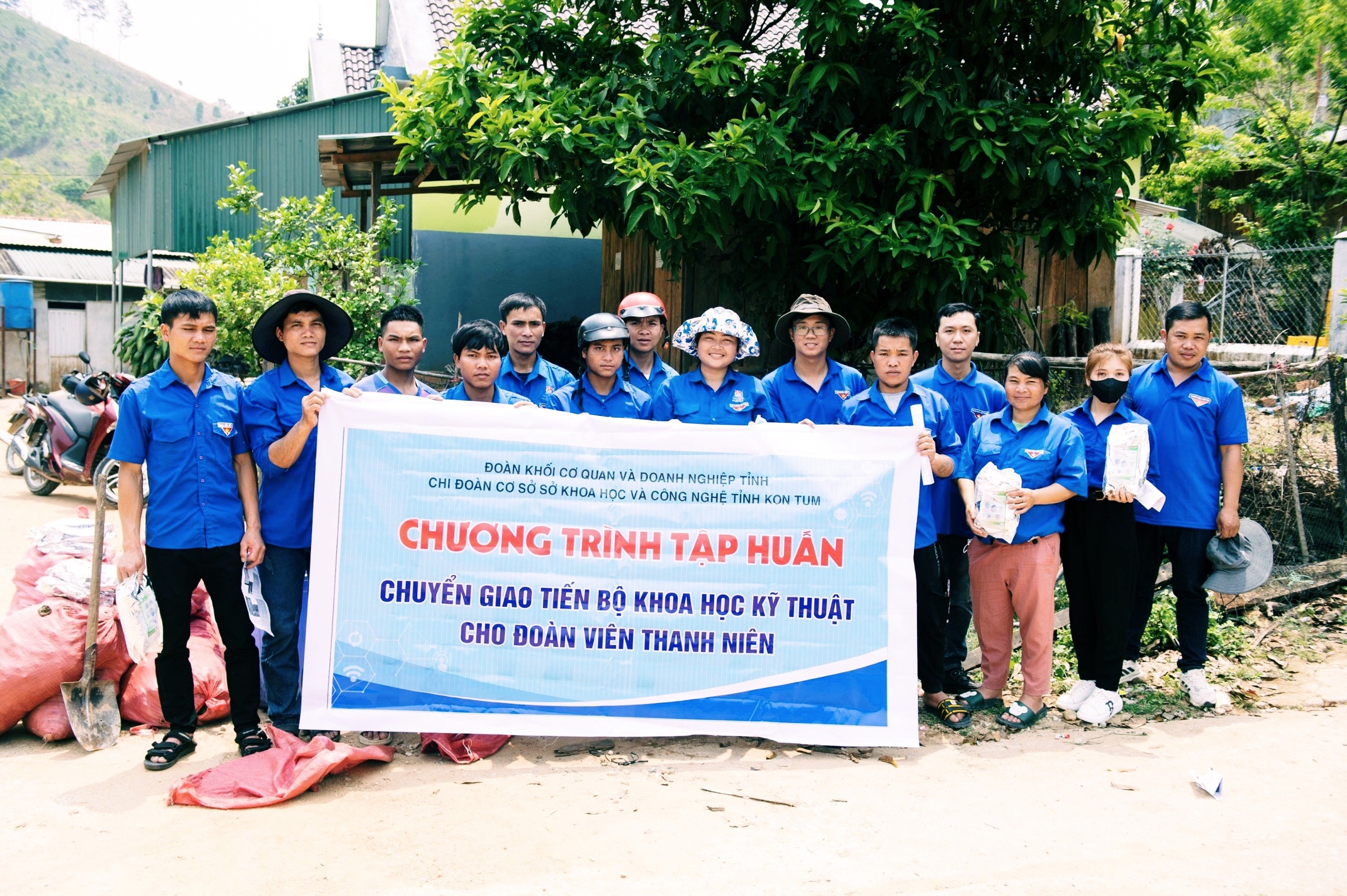 Chi đoàn Sở KH&CN phối hợp tổ chức Chương trình “Trao yêu thương về với Biên cương” tại huyện Đăk Glei và tập huấn chuyến giao KHKT cho ĐVTN