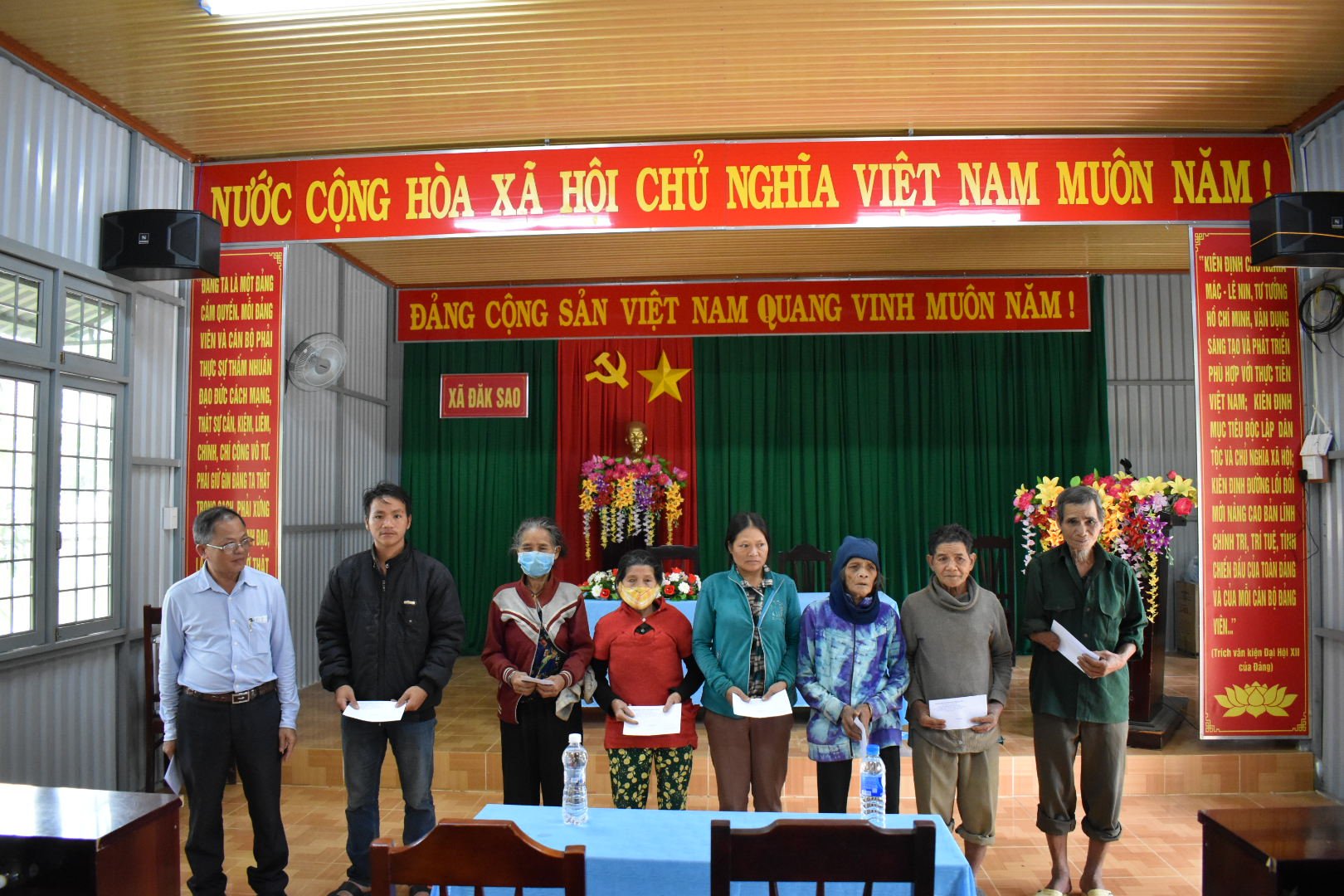 Đoàn công tác của Sở Khoa học và Công nghệ tỉnh Kon Tum thăm tặng quà các gia đình chính sách tại xã Đăk Sao, huyện Tu Mơ Rông nhân kỷ niệm 74 năm Ngày Thương binh liệt sỹ (27/7/1947 - 27/7/2021)