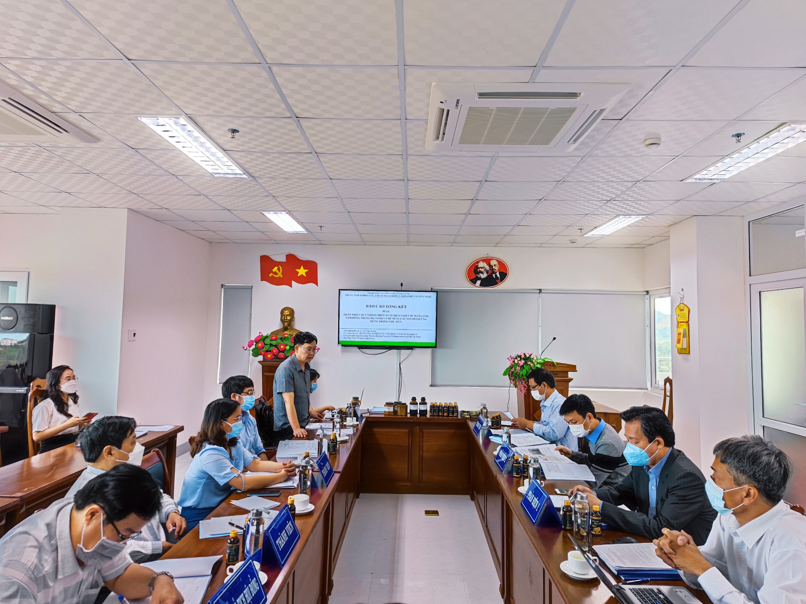 Hội đồng tư vấn đánh giá, nghiệm thu đề tài “Hoàn thiện quy trình chiết xuất dịch chiết từ Đảng sâm, nấm Đông trùng hạ thảo và đề xuất các sản phẩm ứng dụng trong chế biến”