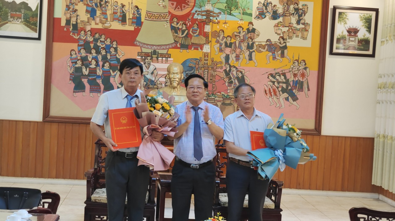 UBND tỉnh Kon Tum trao quyết định nghỉ hưu cho đồng chí Hoàng Dũng – Phó Giám đốc Sở Khoa học và Công nghệ