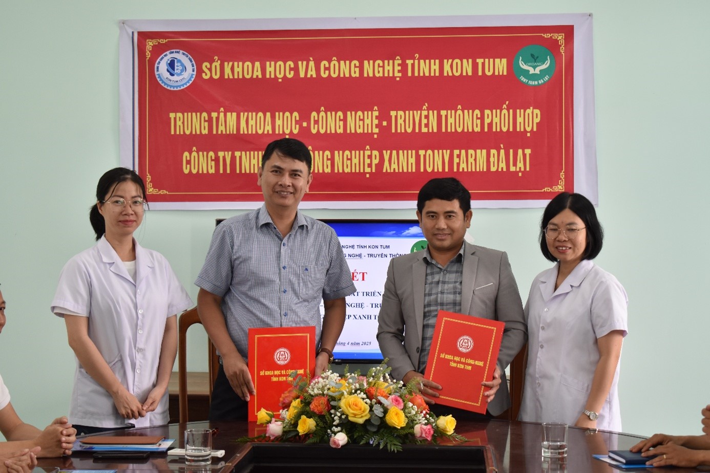 Trung tâm Khoa học – Công nghệ - Truyền thông tỉnh Kon Tum phối hợp với Công ty TNHH MTV Nông nghiệp xanh Tony Farm Đà lạt trong phát triển khoa học và công nghệ.