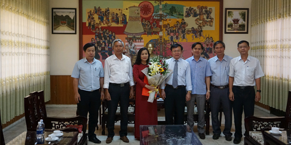 UBND tỉnh Kon Tum trao quyết định nghỉ hưu cho đồng chí Trần Thị Tuyết – Giám đốc Sở Khoa học và Công nghệ
